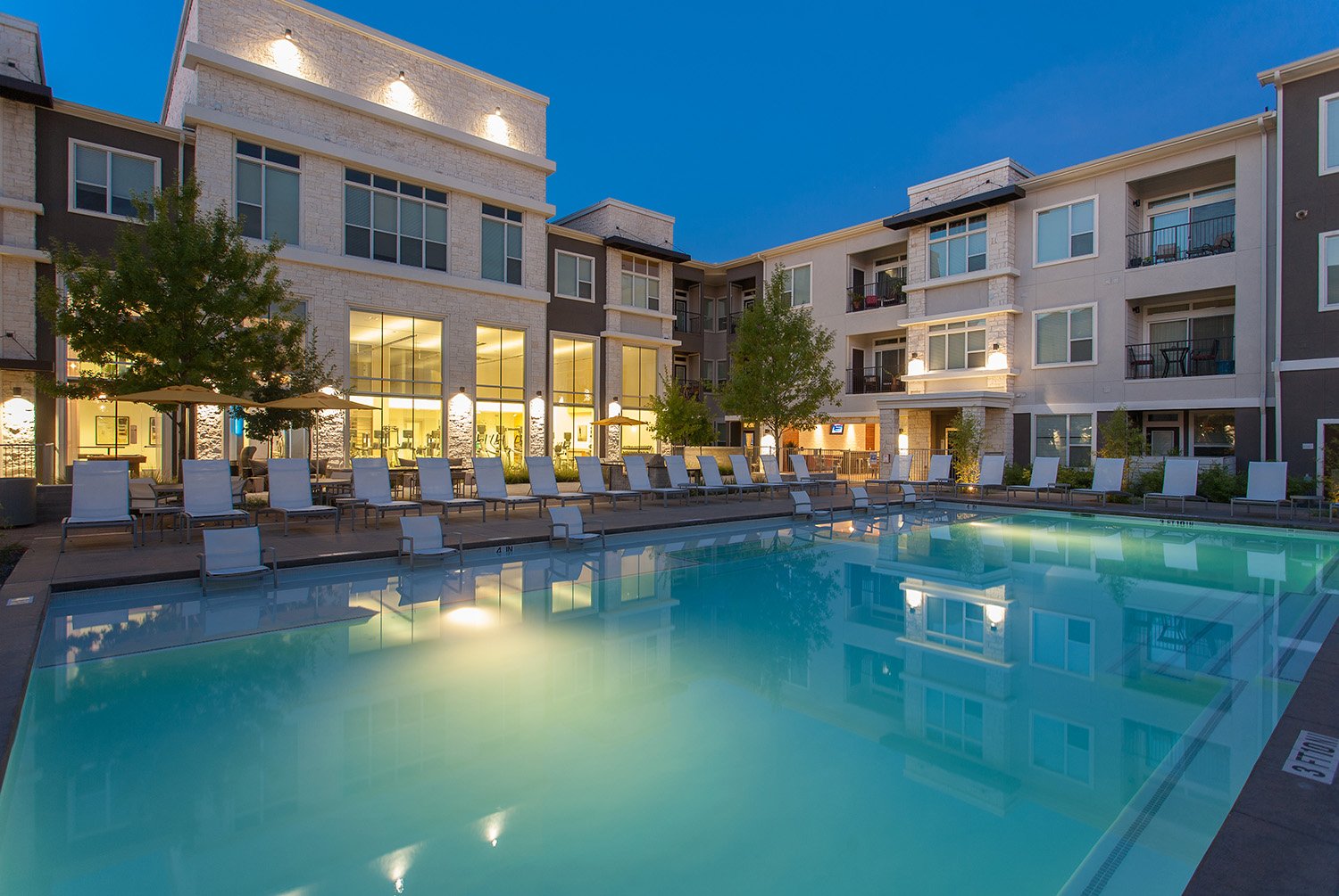 Lakeshore Pearl Apartments | Apartments in Austin, TX